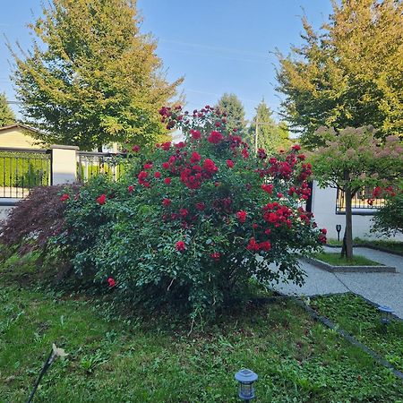 Empress Madani Palace Hotel Surrey Bagian luar foto