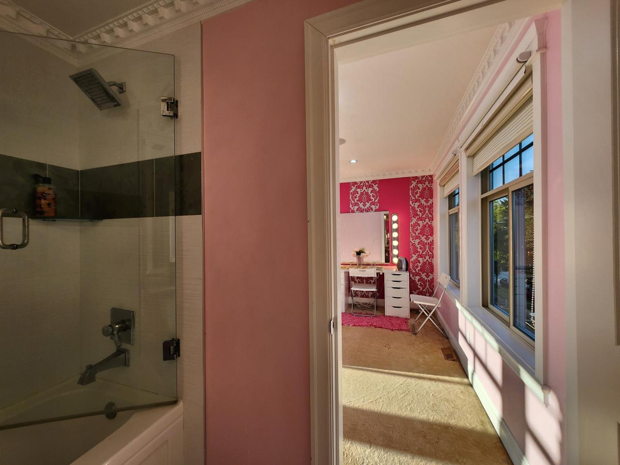 Empress Madani Palace Hotel Surrey Bagian luar foto