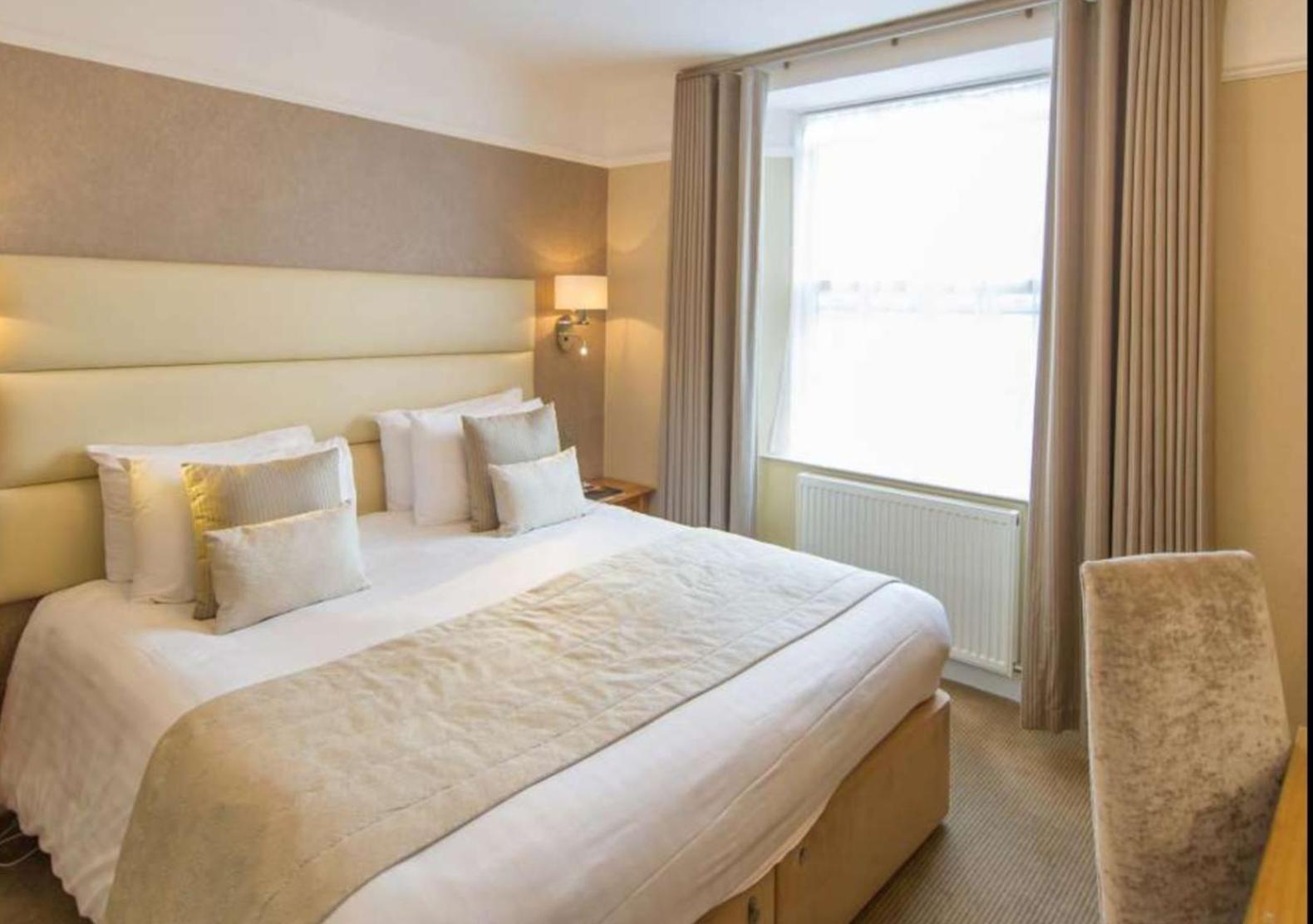Empress Madani Palace Hotel Surrey Bagian luar foto