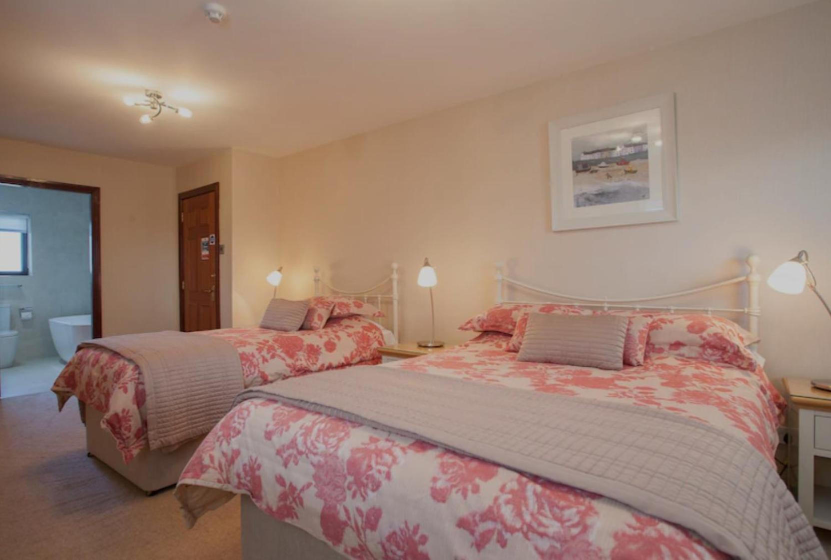 Empress Madani Palace Hotel Surrey Bagian luar foto