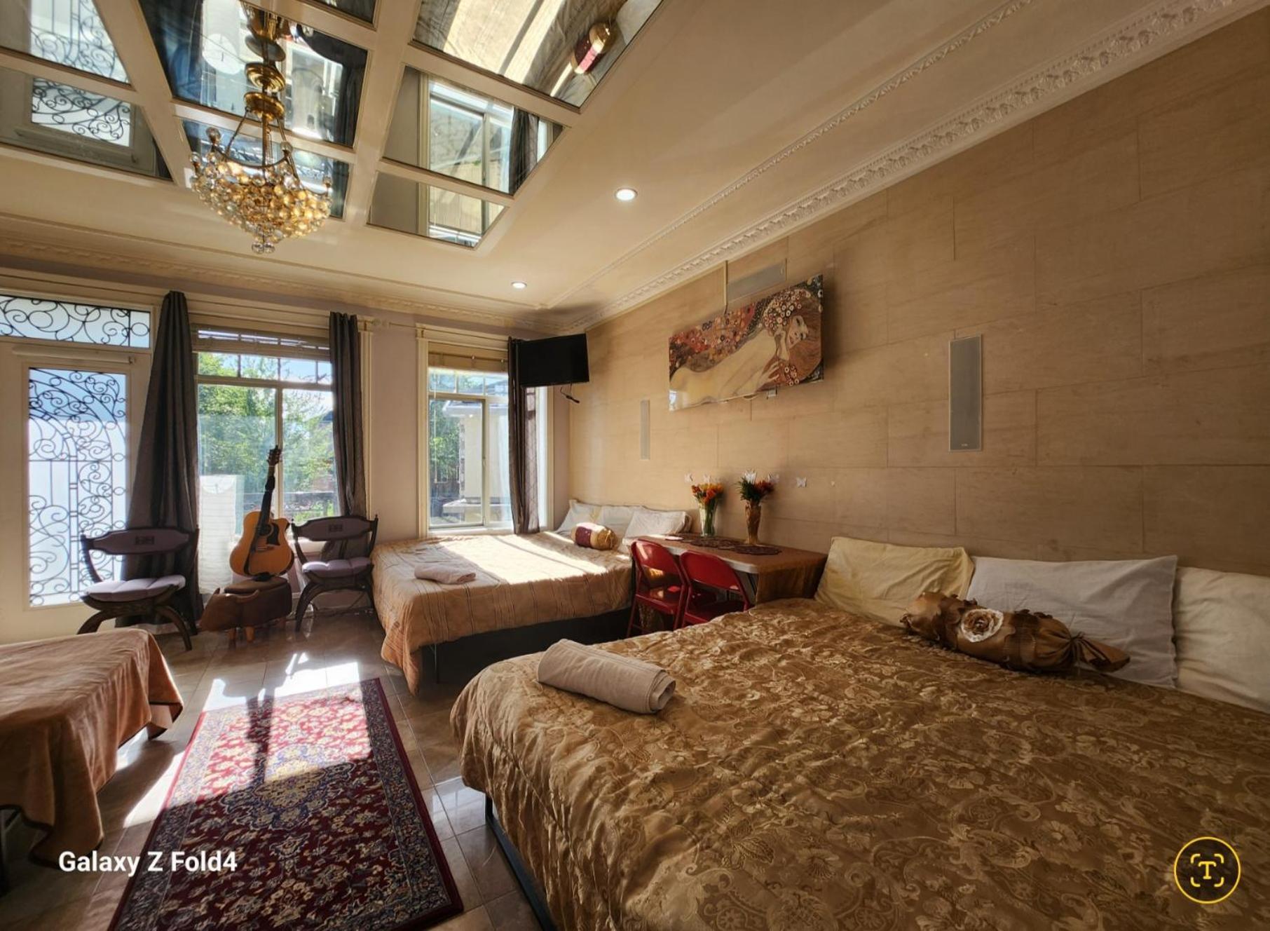 Empress Madani Palace Hotel Surrey Bagian luar foto