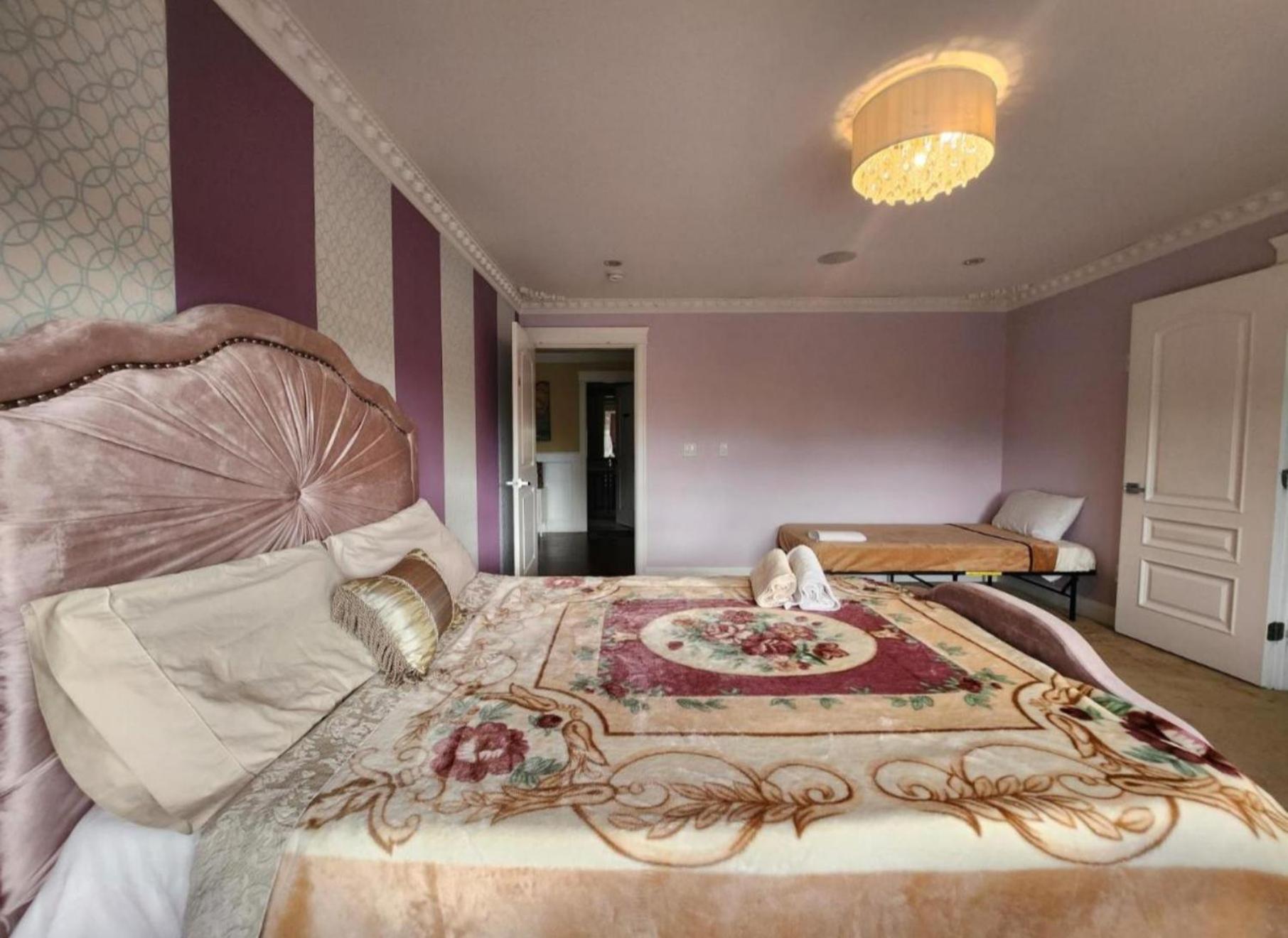 Empress Madani Palace Hotel Surrey Bagian luar foto