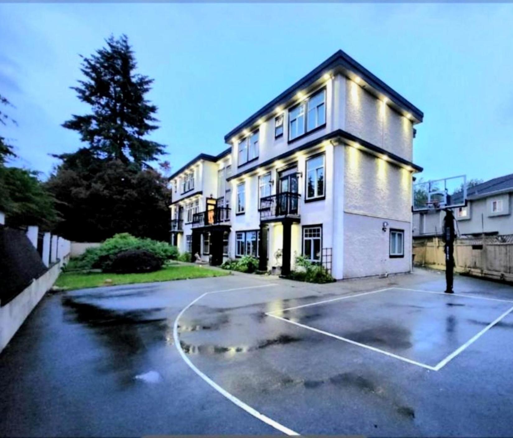 Empress Madani Palace Hotel Surrey Bagian luar foto